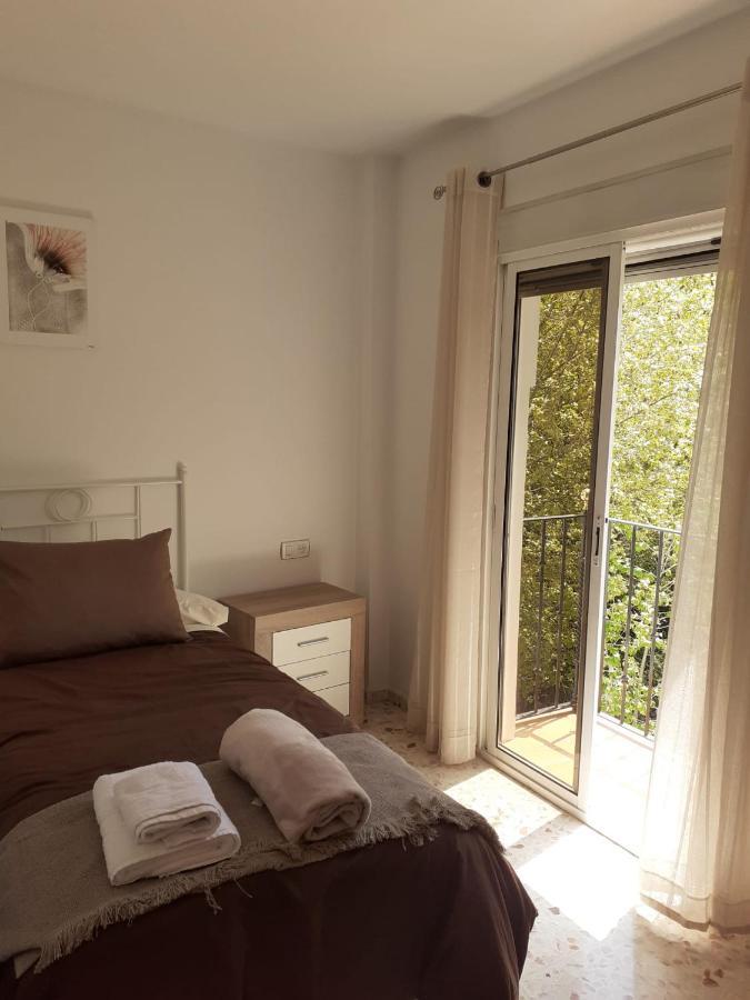 Apartamentos Pinos Genil Luaran gambar
